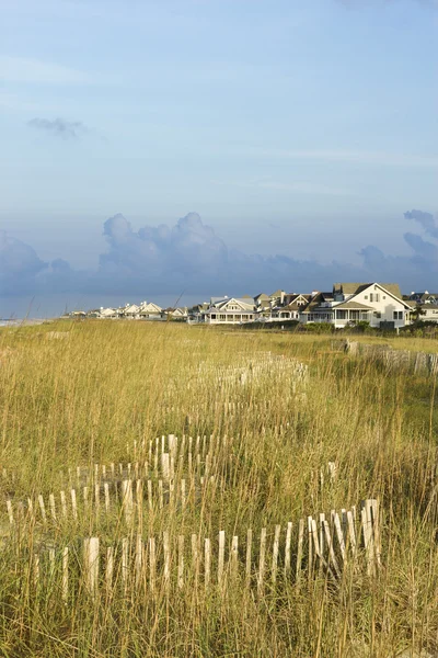 Área de praia natural com casas . — Fotografia de Stock