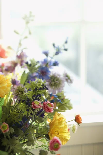 Blumenschmuck nach Fenster. — Stockfoto