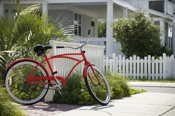 Piros kerékpár-ház előtt. — Stock Fotó