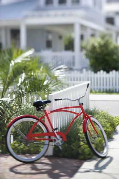 Röd cykel framför huset. — Stockfoto