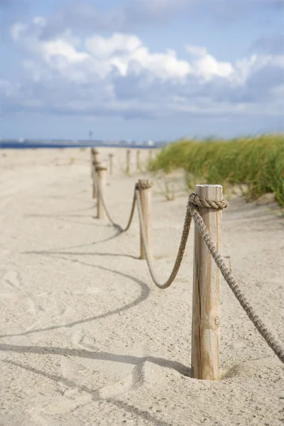 Kötél kerítés beach. — Stock Fotó