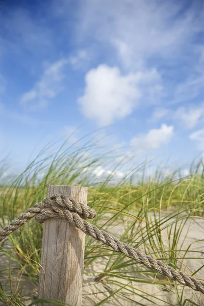 Мотузковий паркан на пляжі . — стокове фото