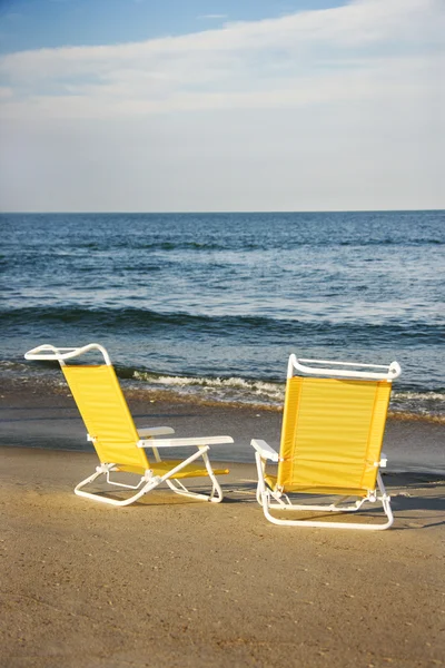 Chaises longues sur la plage . — Photo