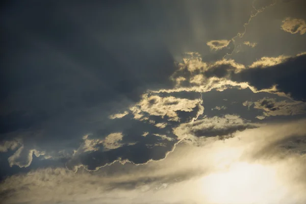 Sol skiner genom molnen. — Stockfoto
