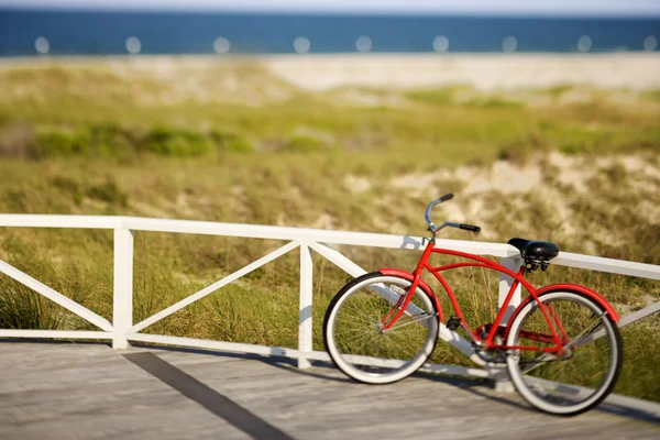 Rotes Beach Cruiser Fahrrad. — Stockfoto