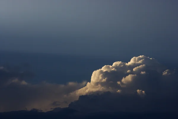 Ήλιος που κρυφοκοιτάζουν μέσα από σύννεφα. — Φωτογραφία Αρχείου