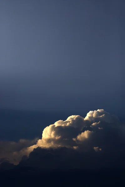 태양이 구름을 통해 엿보기. — 스톡 사진