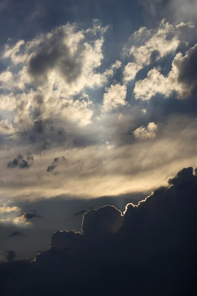 Sonne lugt durch Wolken. — Stockfoto