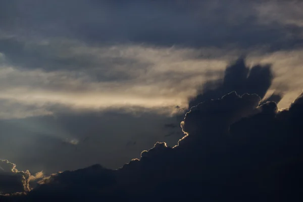 Sol espreitando através das nuvens . — Fotografia de Stock