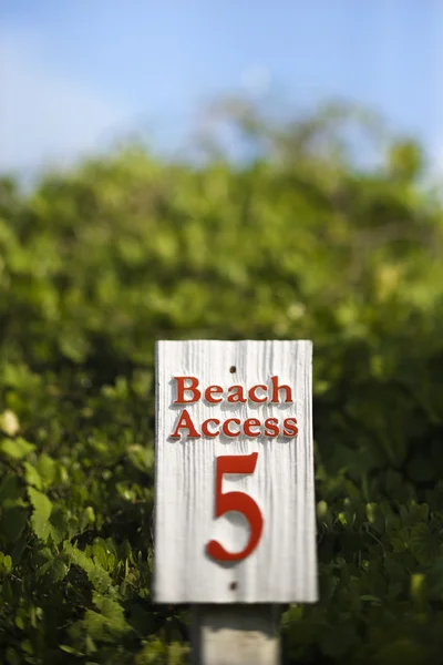 Sinal de acesso à praia . — Fotografia de Stock