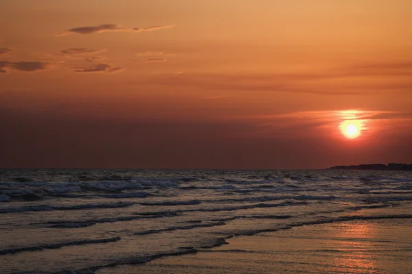 Sole che tramonta sulla spiaggia . — Foto Stock
