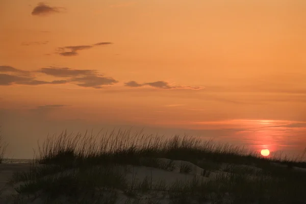 Sole che tramonta sulla spiaggia . — Foto Stock