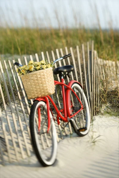 Велосипед на пляжі . — стокове фото