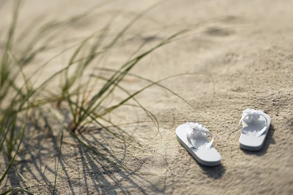 Sandalen op strand. — Stockfoto