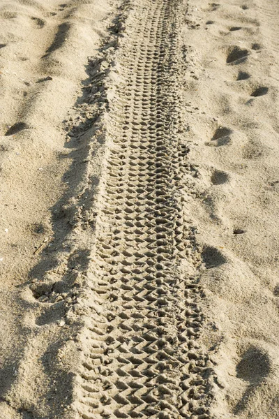모래 속의 타이어 자국. — 스톡 사진