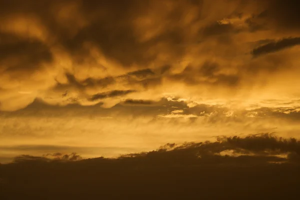 Cielo dorado al atardecer y nubes . — Foto de Stock