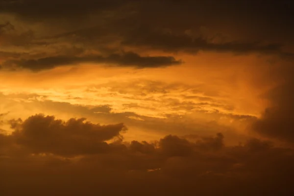 Cielo dorado al atardecer y nubes . — Foto de Stock