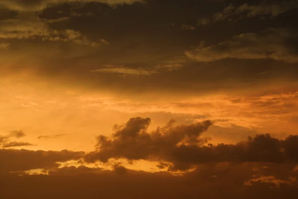 Золотое небо заката и облака . — стоковое фото