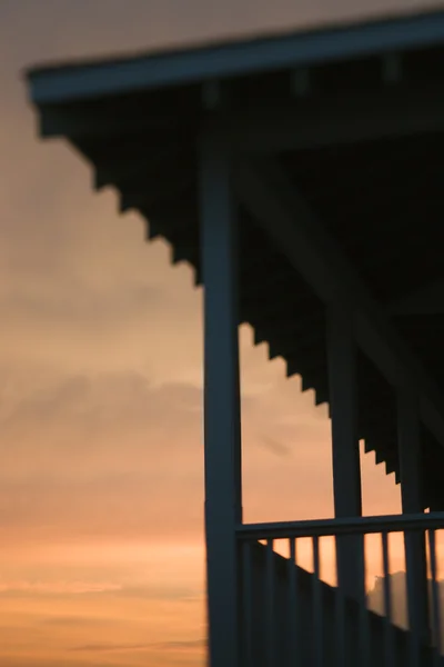 Strandnära veranda silhuett i solnedgången — Stockfoto