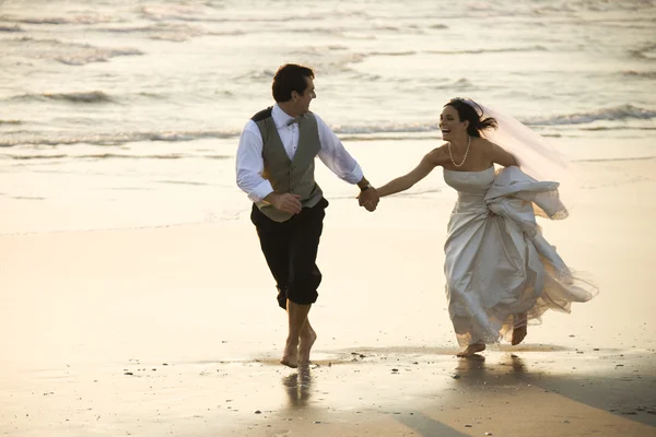 Nevěsta a ženich na pláži. — Stock fotografie
