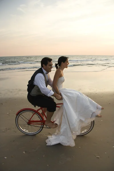 Bicicleta de equitação de casal na praia — Fotografia de Stock