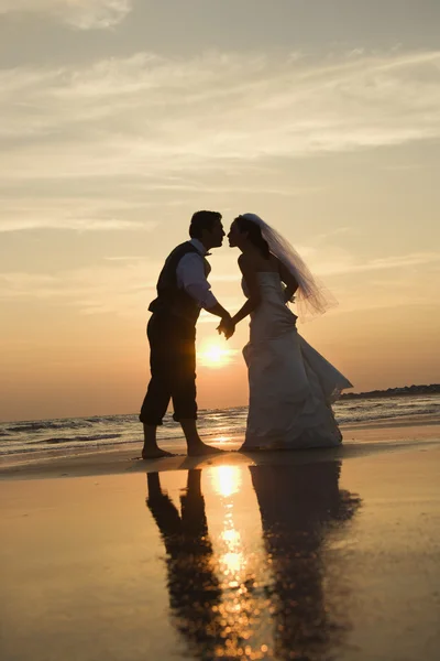 Bruid en bruidegom kussen. — Stockfoto