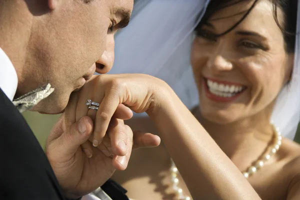 Bruidegom kussen hand van bruid. — Stockfoto