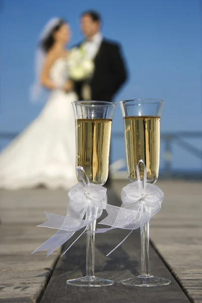 Bruden och brudgummen med champagne. — Stockfoto