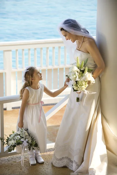 Braut und Blumenmädchen. — Stockfoto