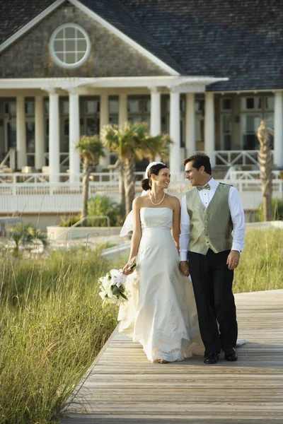 Bruid en bruidegom wandelen. — Stockfoto