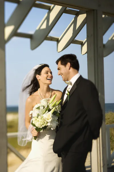Bruid en bruidegom lachen. — Stockfoto