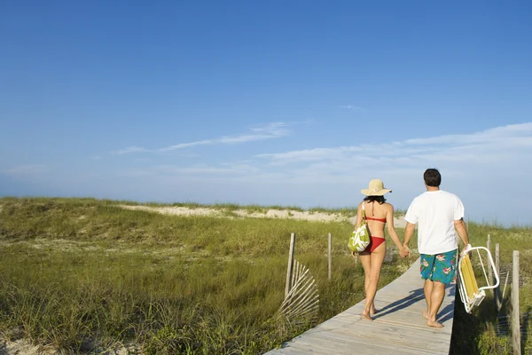 Couple sur la promenade de plage — Photo