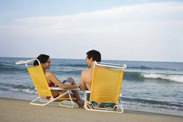 Пара сидить на пляжі — стокове фото