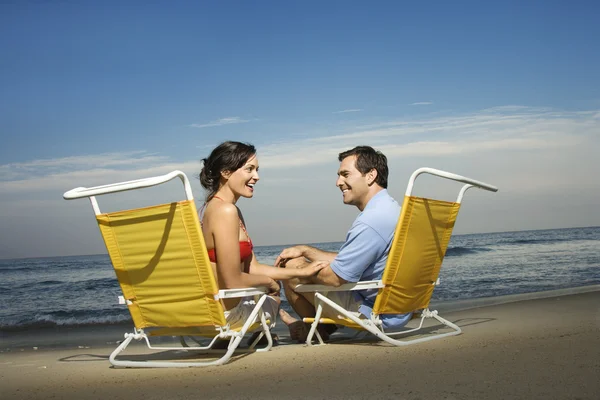 Casal na praia — Fotografia de Stock