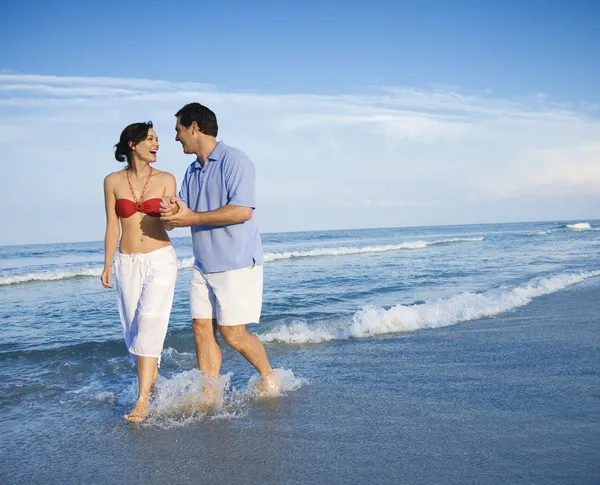Casal andando na praia. — Fotografia de Stock