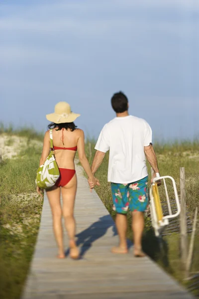 Paar an der Strandpromenade — Stockfoto