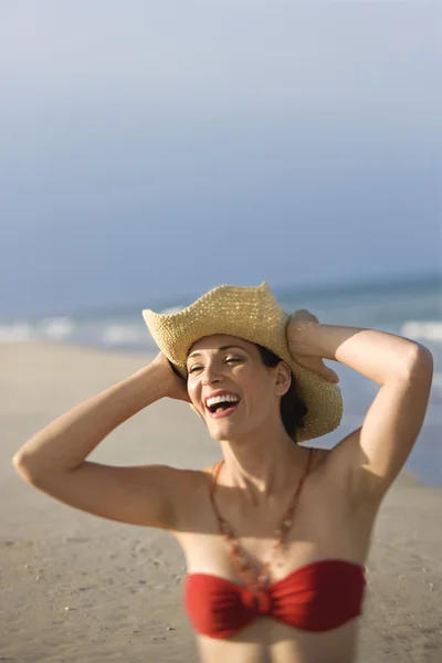 Mujer en la playa . —  Fotos de Stock