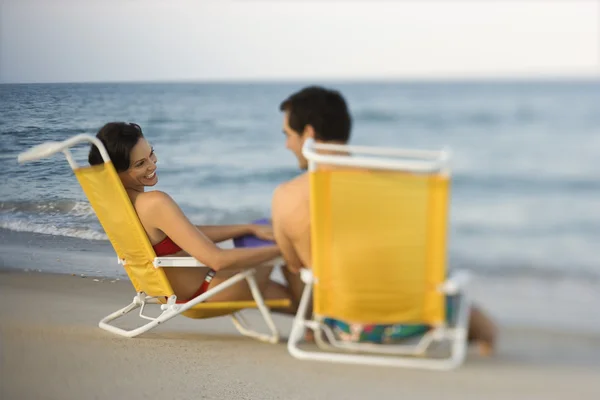 Ler par på stranden — Stockfoto