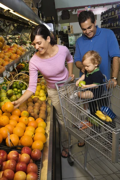 Семейные покупки продуктов питания . — стоковое фото