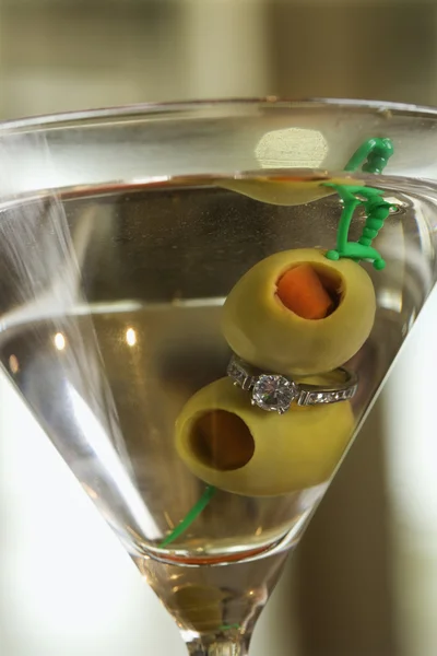 Pierścionek zaręczynowy gospodarstwa Martini — Zdjęcie stockowe