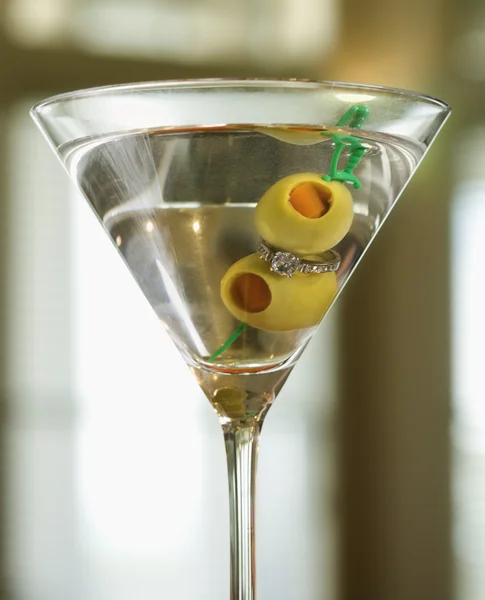 Martini segurando anel de noivado — Fotografia de Stock