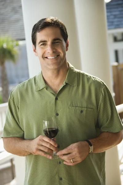 Mężczyzna na zewnątrz Picie wina — Zdjęcie stockowe