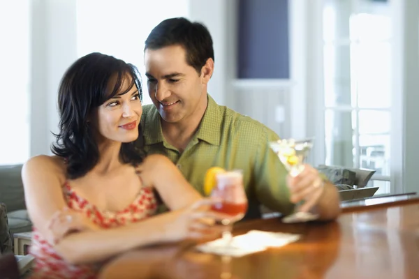 Пара в бар посміхаючись і пити — стокове фото