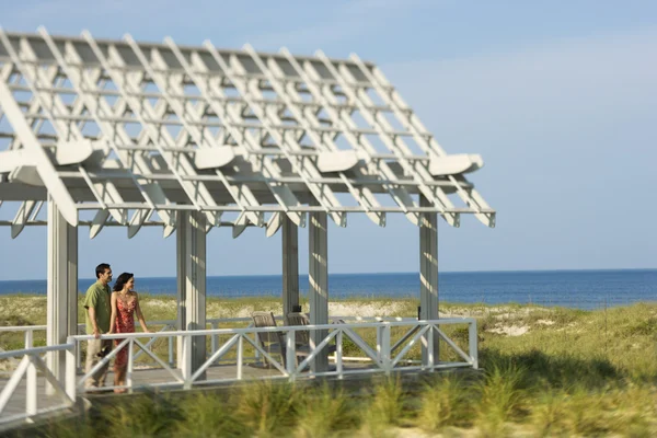 Couple on Arbor Looking at Sea — Stock Photo, Image