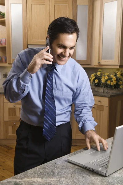 Geschäftsmann mit Handy und Laptop. — Stockfoto