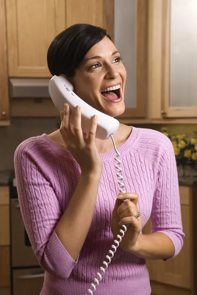 Ευτυχισμένη γυναίκα μιλάει στο τηλέφωνο — Φωτογραφία Αρχείου