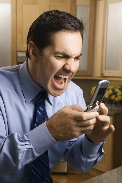 Homem gritando para o telefone . — Fotografia de Stock