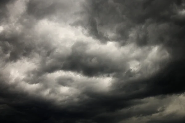 Temné bouřkové mraky. — Stock fotografie