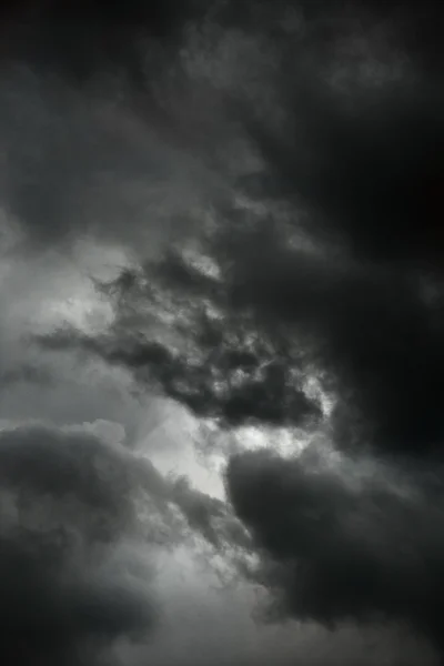 Kara fırtına bulutları. — Stok fotoğraf