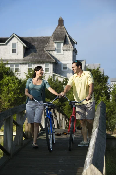 Par på bron med cyklar — Stockfoto